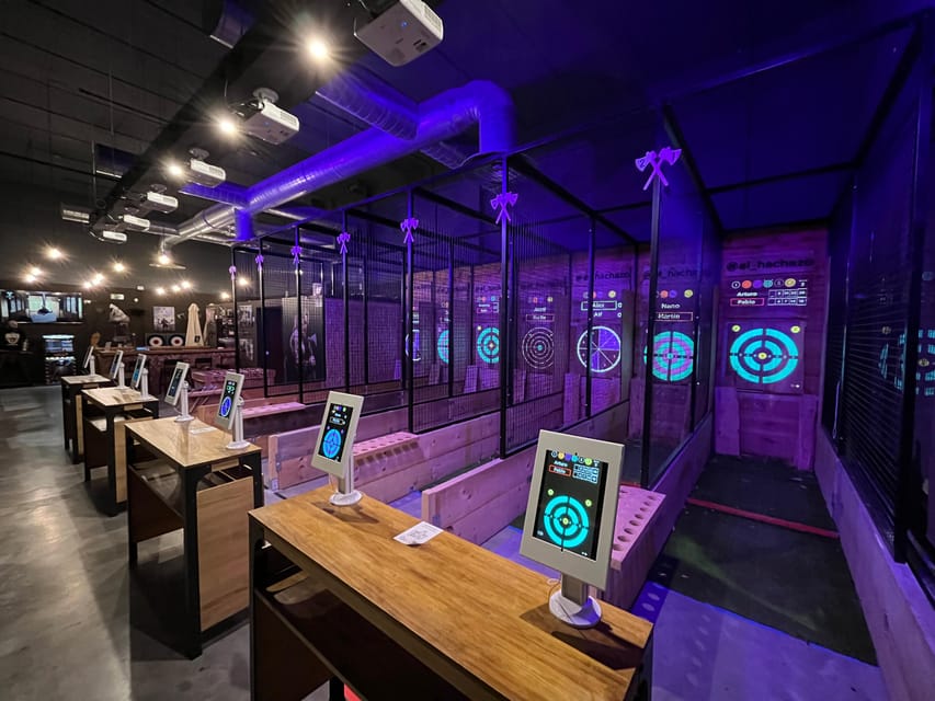 Valencia: Interactive Axe Throwing 1h - The Arsenal: More Than One Axe and One Aim
