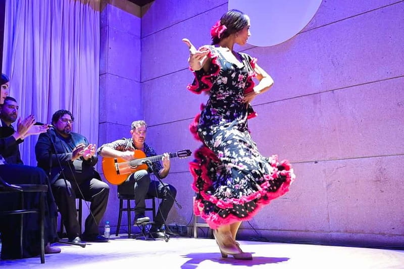 Valencia: La Linterna Flamenco Show - The Live Guitar and Vocals: Where the Real Drama Lives