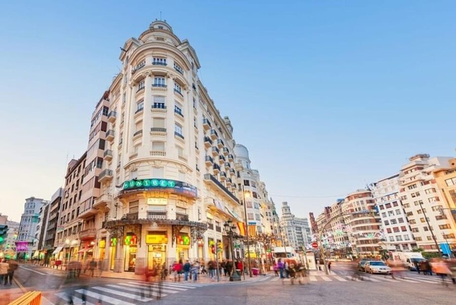 Valencia: Must-See Attractions Walking Tour - Central Market of Valencia: seeing local life before the big monuments