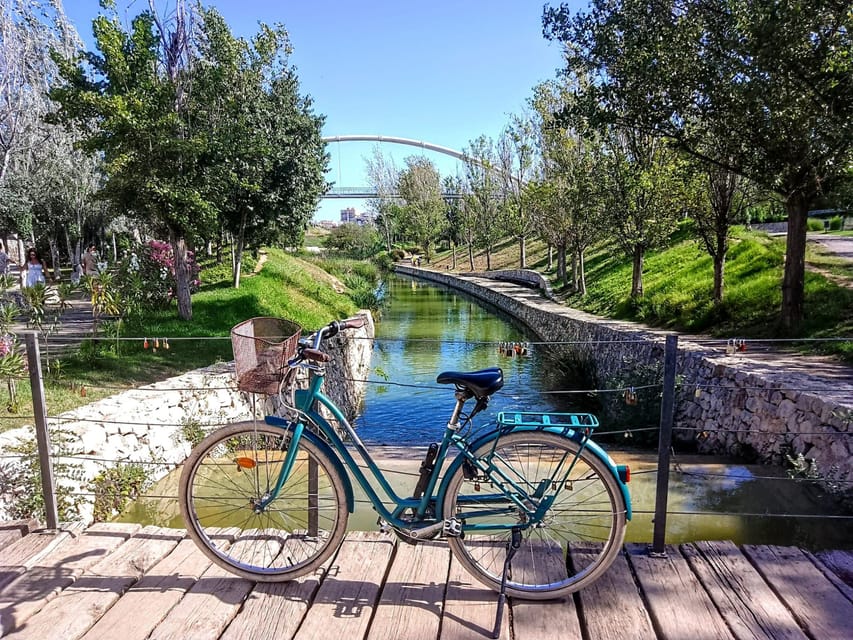 Valencia: Normal bike and Electric bike Rental Ruzafa - Starting point at ValenciaInBike Rental & Tours: get oriented fast