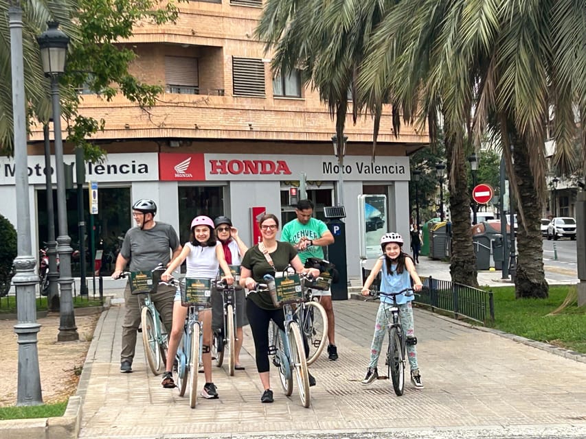 Valencia: Normal bike and Electric bike Rental Ruzafa - Weather proofing: rainy day rides and cooling breaks