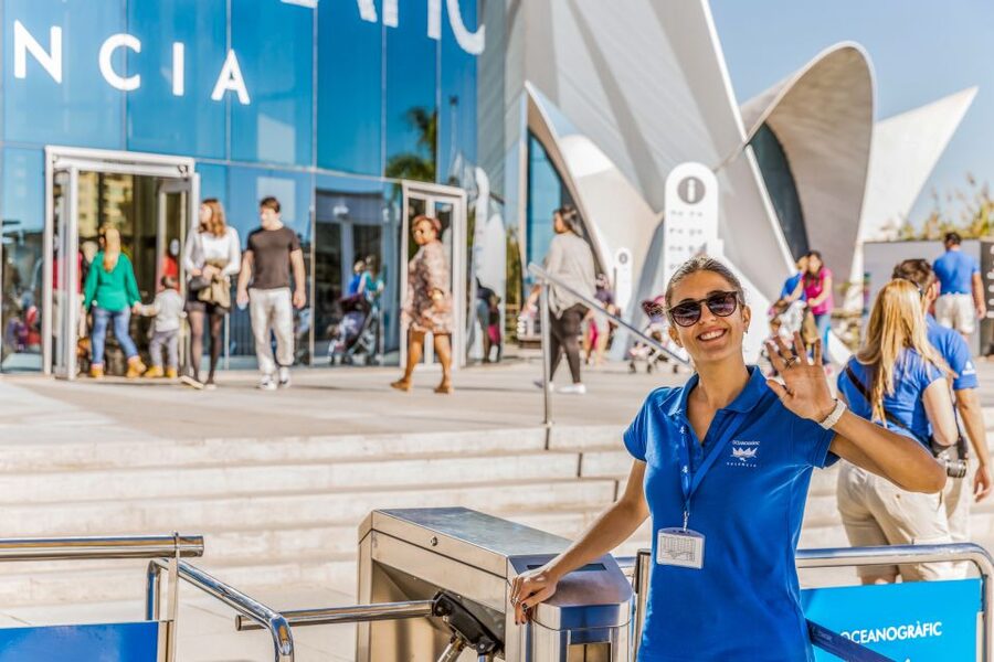 Valencia: Oceanogràfic Entry Ticket - Two-level layout: outdoor freshwater lake up top, giant aquariums below