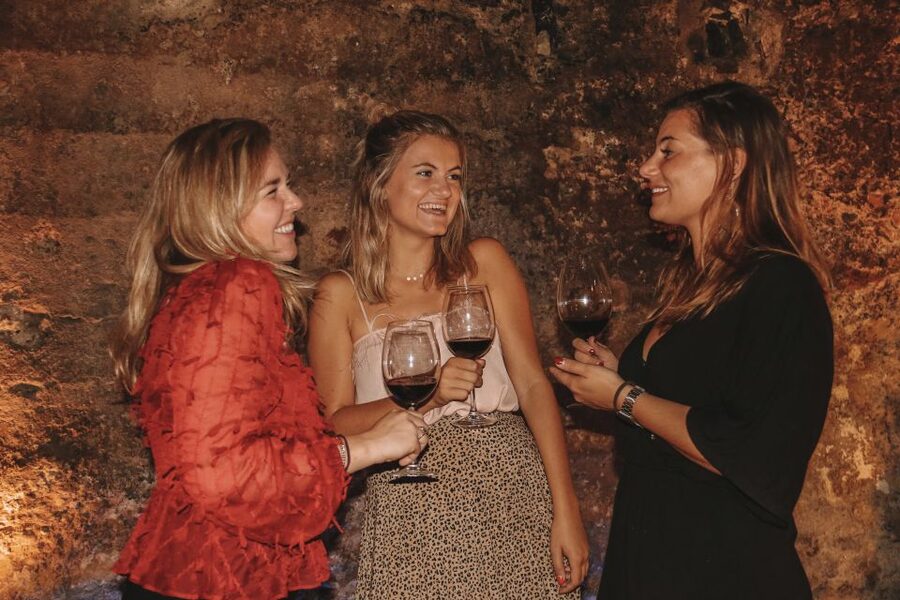 Valencia: Old Town Tour, Wine & Tapas in an 11th c. Monument - Plaza de la Reina: where the guide helps you see the city
