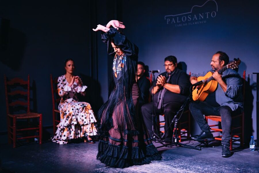 Valencia: Palosanto Flamenco Show Ticket - What to do during the short break: bar rhythm and avoiding the crowd