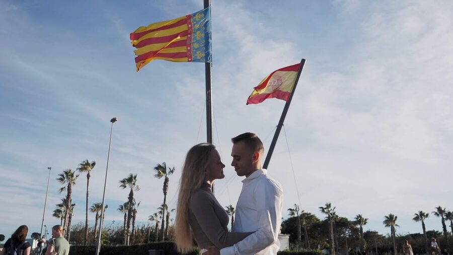 Valencia: Photo shooting at the beach with pro photographer - How Igor and Mariana help you look natural (even if kids are involved)