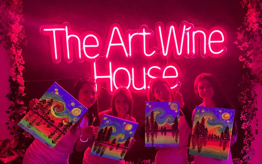 Valencia: Pinta un cuadro fluorescente y bebe vino - Key Things to Know Before You Go