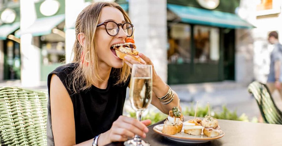 Valencia: Private Brunch Tour with Basic Spanish Learning - The City Center Walk: Ancient Streets, Landmarks, and a Photo Moment