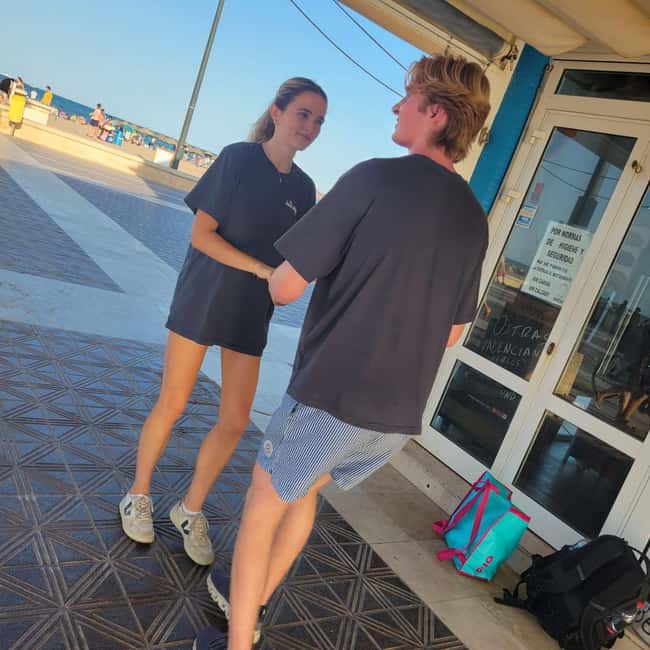 Valencia: Salsa Class by Malvarrosa Beach - What you learn in 60 minutes: steps, body movement, and partner technique