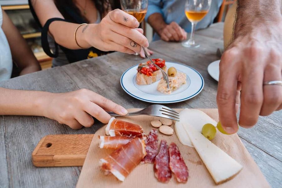 Valencia: Tapas and Drinks Evening Tour - Drinks Pairing in Valencia: Beer, Wine, Mistela, and Water