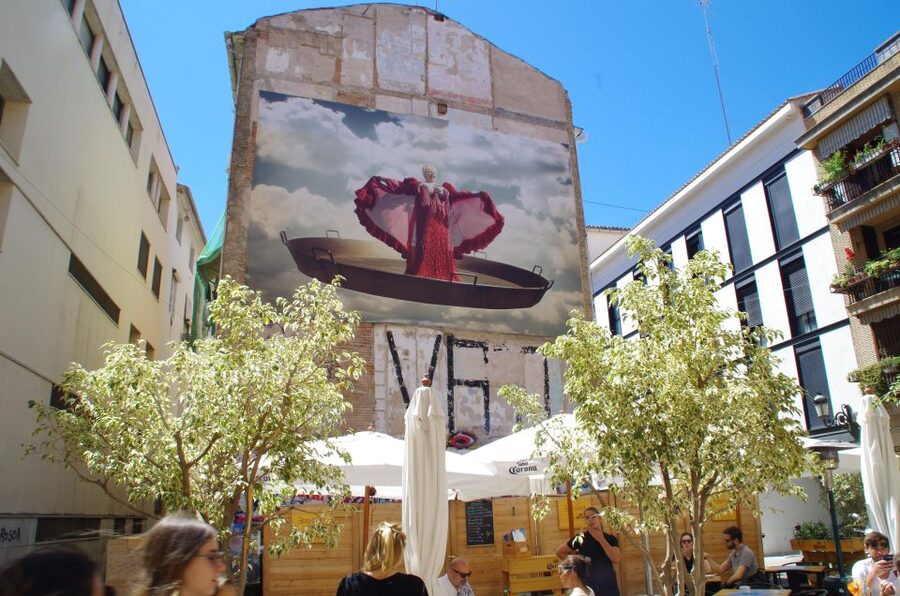 Valencia: Tapas and Sightseeing guided tour - Street art + narrow streets: how the sightseeing ties into what you eat