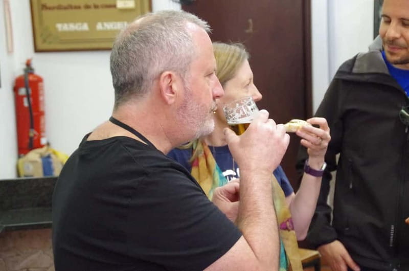 Valencia: Tapas and Sightseeing guided tour - Agua de Valencia: the drink stop that turns questions into learning