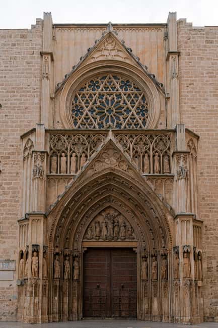 Valencia Tour "Between Vice and Virtue" - Valencia Cathedral: Relics, Saints, and Art With a Message