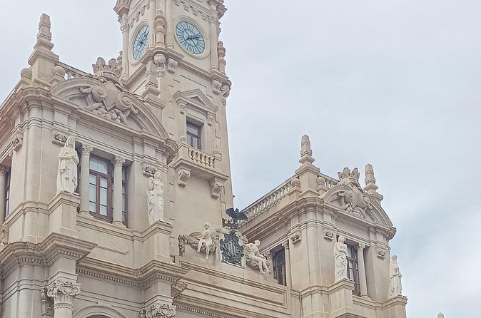 Valencia tour with cathedral included. - Inside Valencia Cathedral: museum time and the Holy Chalice chapel focus