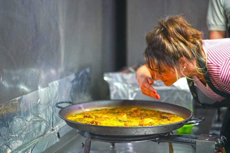 Valencia: Traditional Paella Cooking Class and Dinner - Finding the right kitchen: start at Derecha 2