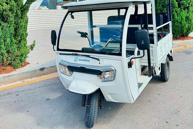Valencia: Tuk tuk tour - Beaches on the route: Malvarrosa and Las Arenas for your next stop