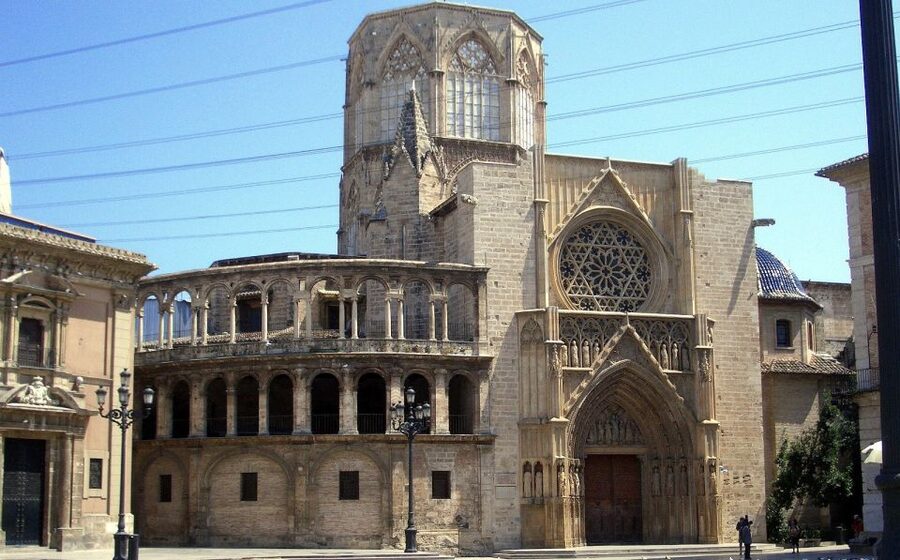 Valencia: Walking Tour of the Medieval City Center - Palacio de la Generalitat: medieval rule in a modern government setting