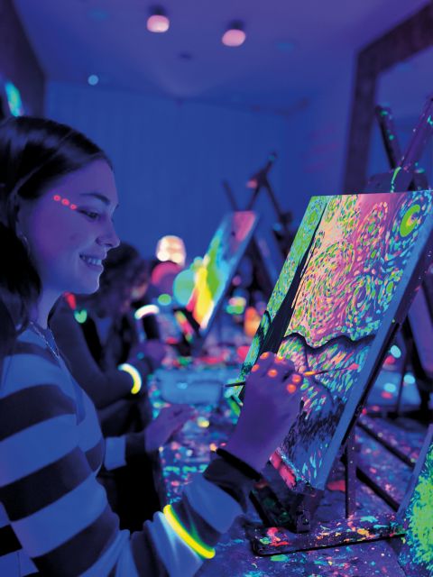 Valencia: Wine Gogh Glow Academy Paint and Sip Classes - The Instructor-Led Flow (and Why It Can Feel More Casual Than Rigid)