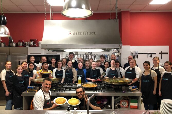 Valencian paella workshop and visit to the Algiros market - Hands-on teaching: how the class keeps you involved