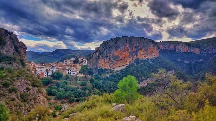Visit the most beautiful village in Valencia: Chulilla - Chulilla village stop: viewpoints, a mountain castle, and a scenic warm-up