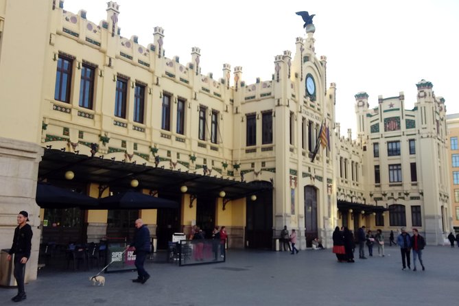 Walking in Valencia - From Estació del Nord to the first mosaic hits