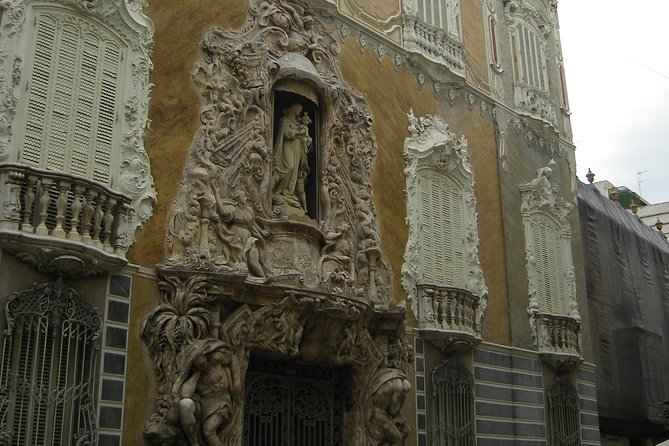 Walking in Valencia - Plaça de la Reina: Cathedral area symbols in one tight circle