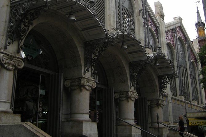 Walking in Valencia - Serranos Towers: Gothic style plus the Turia river lesson